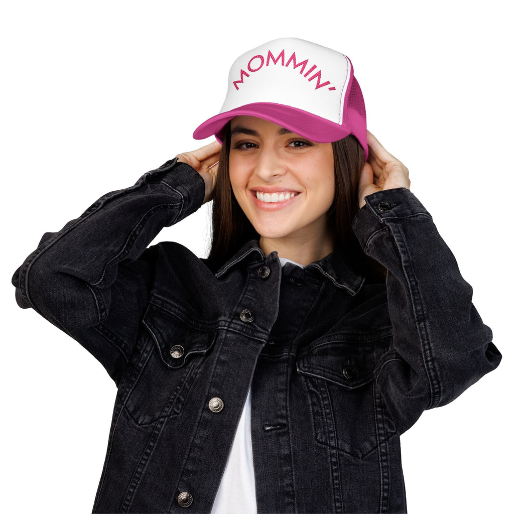 MOMMIN’ Trucker Hat