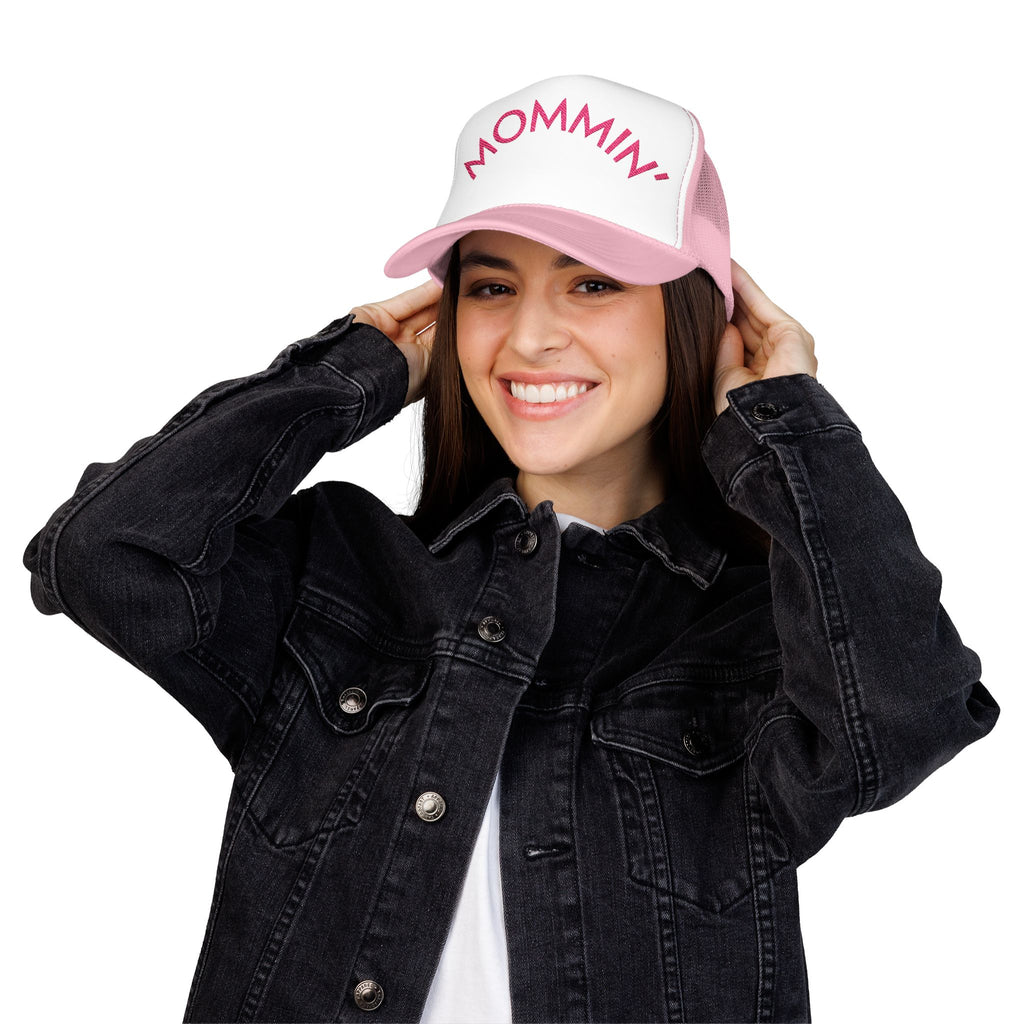MOMMIN’ Trucker Hat