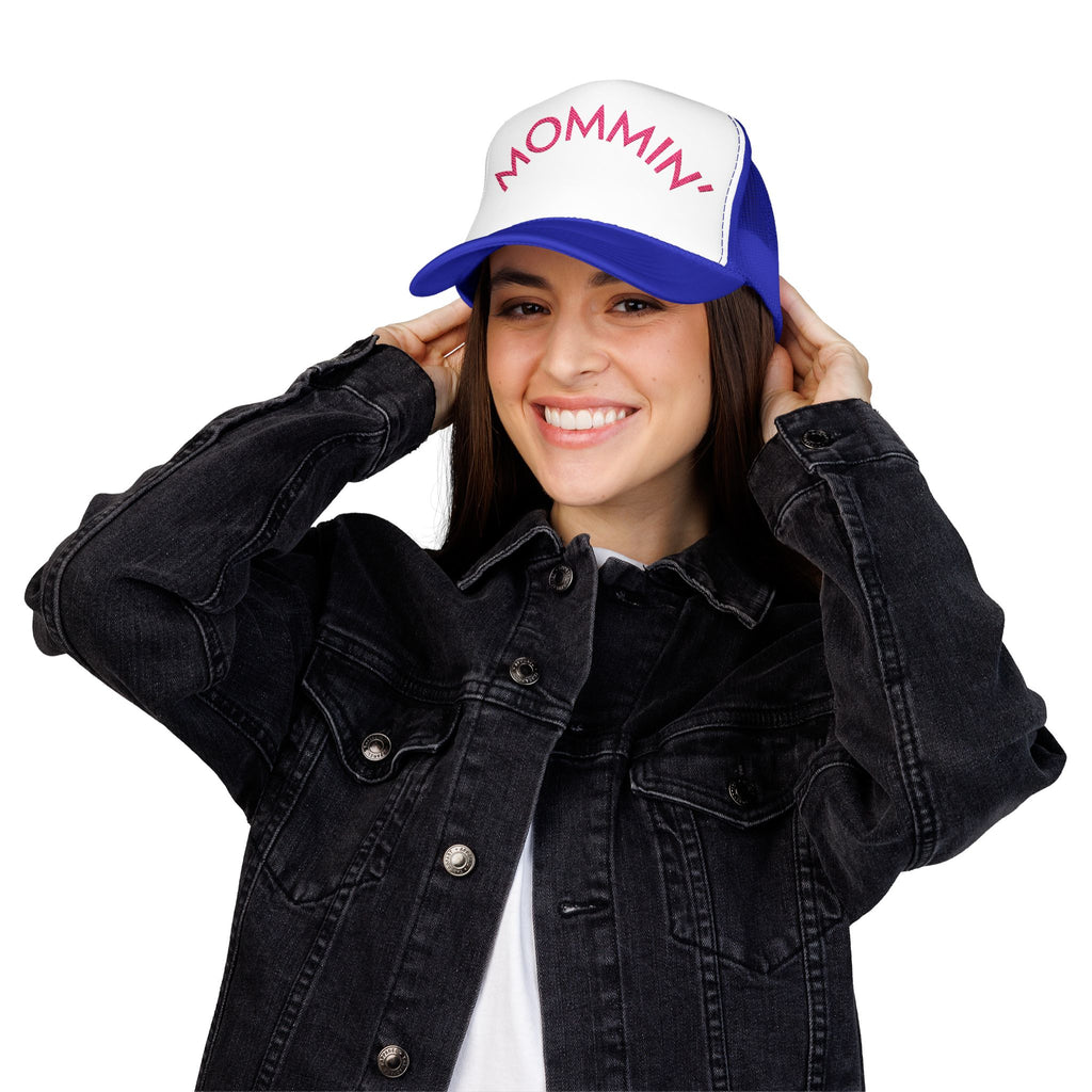MOMMIN’ Trucker Hat