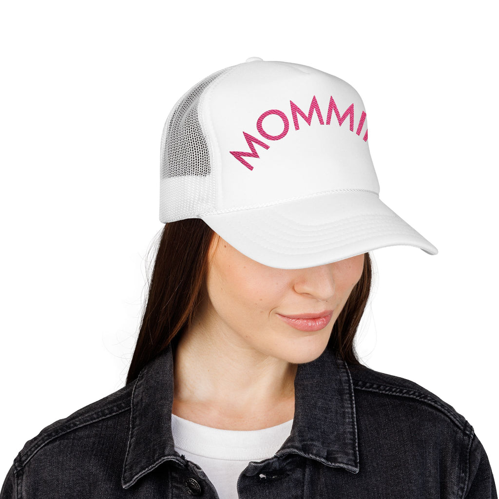 MOMMIN’ Trucker Hat
