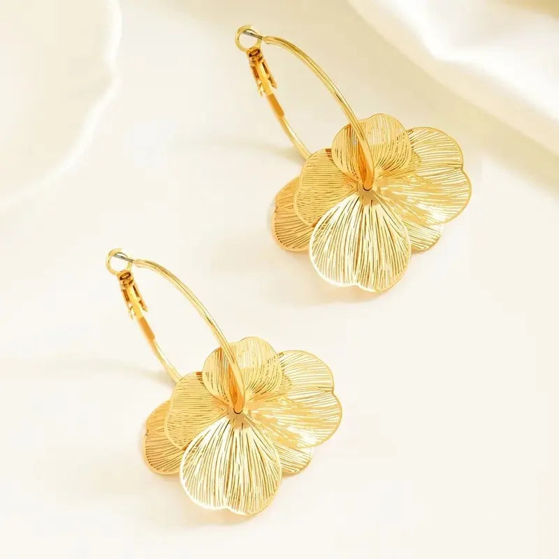 Exaggerate Gold Color Hollow Flower Hoop Earrings for Women Vintage Metal Big Petal Personality Earrings Daily Wear Jewelry